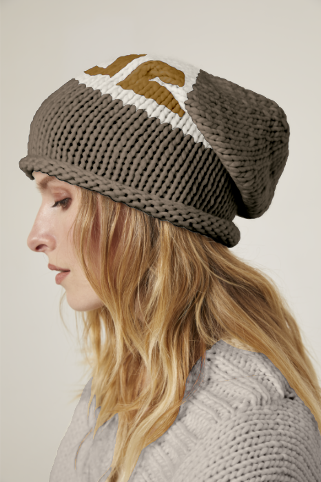 Echoes <h6>Beanie in lana con ricamo da personalizzare</h6>